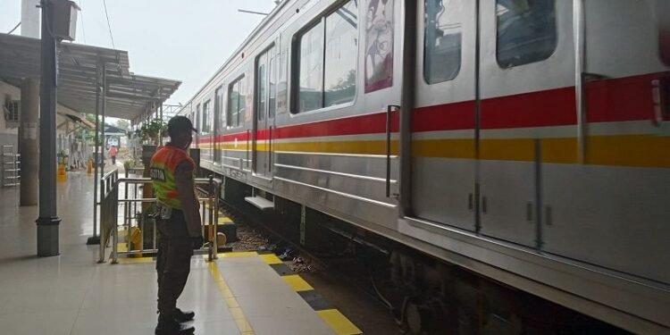 Viral, Video Penumpang Kereta Meludahi Petugas Gara Gara Ditegur Soal Masker 1 Anak Dibawah Usia 12 Tahun Sudah Diperbolehkan Kembali Gunakan KRL