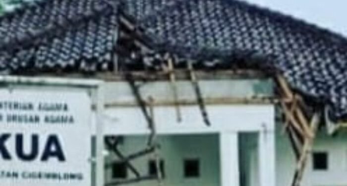 Miris! Kondisi Gedung KUA Kecamatan Cigemblong Memprihatinkan, Atap Nyaris Ambruk