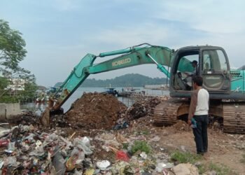 Puluhan Ton Sampah Cemari Pantai Sekitar Dermaga Eksekutif Merak 2 Puluhan Ton Sampah Cemari Pantai Sekitar Dermaga Eksekutif Merak