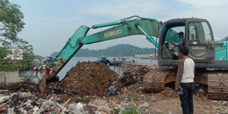 Puluhan Ton Sampah Cemari Pantai Sekitar Dermaga Eksekutif Merak 1 Puluhan Ton Sampah Cemari Pantai Sekitar Dermaga Eksekutif Merak