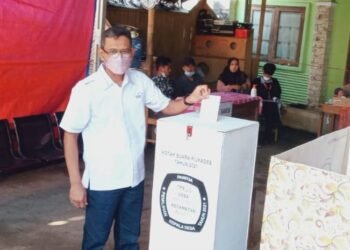 Salurkan Hak Suara, Sekda Lebak Berharap Pilkades Serentak Berjalan Damai 7 Salurkan Hak Suara, Sekda Lebak Berharap Pilkades Serentak Berjalan Damai