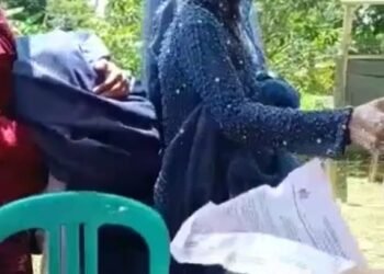 Pasangan Pengantin di Banjarsari Lebak Nyoblos Pilkades Bergaun Pengantin