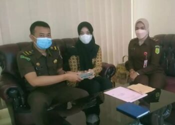 Terpidana Kasus Korupsi JLS Serahkan Uang Rp50 Juta ke Kejari Cilegon 2 Terpidana Kasus Korupsi JLS Serahkan Uang Rp50 Juta ke Kejari Cilegon