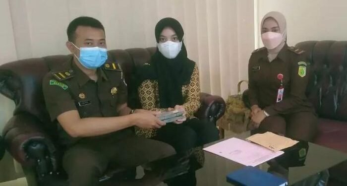 Terpidana Kasus Korupsi JLS Serahkan Uang Rp50 Juta ke Kejari Cilegon 1 Terpidana Kasus Korupsi JLS Serahkan Uang Rp50 Juta ke Kejari Cilegon