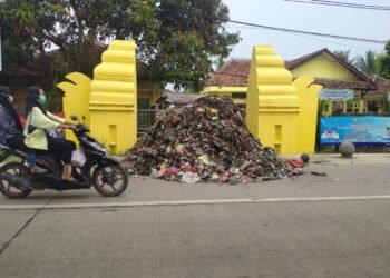 Dibom Sampah oleh Warga, Pelayanan Kantor Kelurahan Cilowong Terpaksa Diliburkan 8 Warga Marah, Sampah Dibuang di Kantor Kelurahan Cilowong dan Kecamatan Taktakan