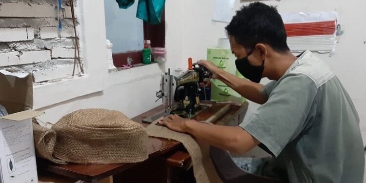 Kreatif! Warga Kota Serang Banten Sulap Karung Goni Jadi Peci 1 Kreatif! Warga Kota Serang Banten Sulap Karung Goni Jadi Peci