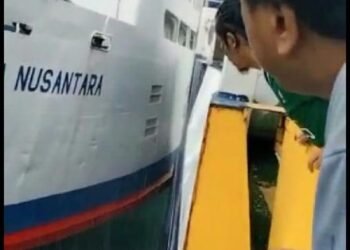 Beredar Video Tabrakan Kapal Mitra Nusantara dan Wira Kencana di Perairan Selat Sunda 4 Beredar Video Tabrakan Kapal Mitra Nusantara dan Wira Kencana di Perairan Selat Sunda