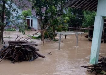 Diguyur Hujan Deras, Sejumlah Wilayah di Kabupaten Lebak Diterjang Banjir dan Longsor 2 Diguyur Hujan Deras, Sejumlah Wilayah di Kabupaten Lebak Diterjang Banjir dan Longsor