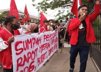 GMNI Pandeglang Minta Kejari Usut Tuntas Dugaan Korupsi Pengadaan Tablet 6 GMNI Pandeglang Minta Kejari Usut Tuntas Dugaan Korupsi Pengadaan Tablet