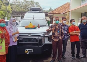 Senangnya Dapat Mobil Operasional Baru, Kepala Dinkes kabupaten Lebak Langsung Potong Tumpeng 2 Senangnya Dapat Mobil Operasional Baru, Kepala Dinkes kabupaten Lebak Langsung Potong Tumpeng