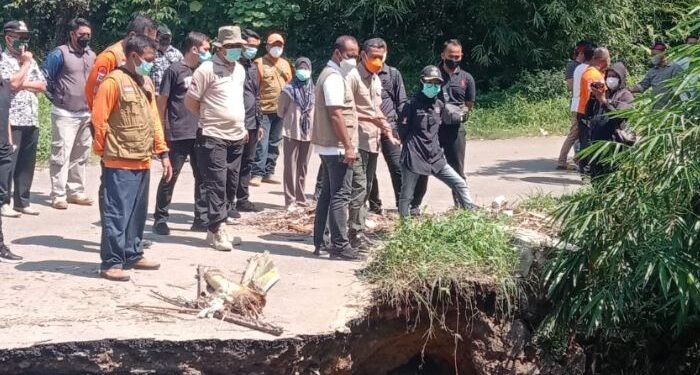Bupati Lebak Turun Gunung, Jembatan Amrol Langsung Diperbaiki Hari Ini Juga