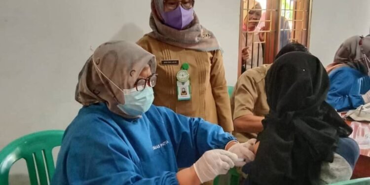Warga Dua Desa di Patia Disuntik Vaksin Covid-19 1 Warga Dua Desa di Patia Disuntik Vaksin Covid-19
