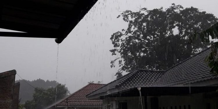 Doa Saat Turun Hujan, Baca Agar Mendapat Berkah dan Terhindar dari Bencana 1 Doa Saat Turun Hujan, Baca Agar Mendapat Berkah dan Terhindar dari Bencana