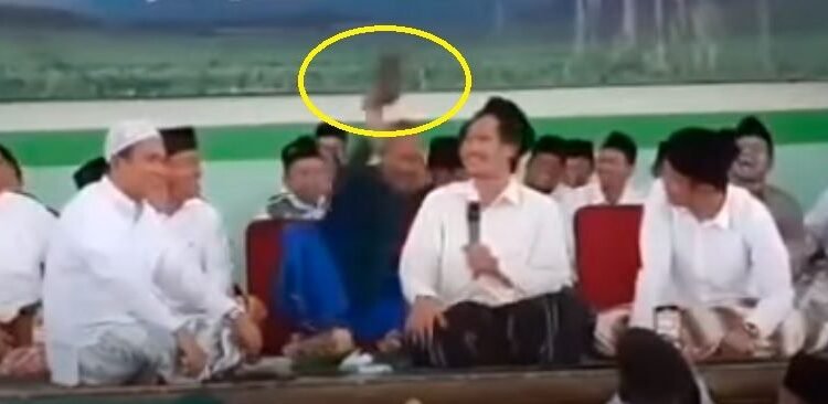 Detik-detik Gus Baha Dipukul Kyai Saat Berceramah