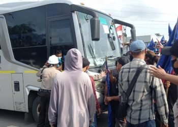 Warga Gerem Geram, Bus Karyawan Pabrik Kimia di Kota Cilegon Dipaksa Putar Balik