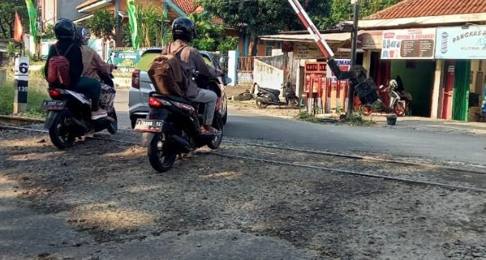 Ada Proyek Penggantian Bantalan Rel, Jalan di Kota Cilegon Rusak-rusak 1 Ada Proyek Penggantian Bantalan Rel, Jalan di Kota Cilegon Rusak-rusak