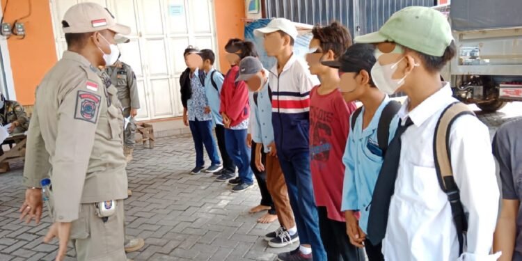 Banyak Warga Tak Pakai Masker, Satpol PP Cilegon Tangkepin Warga