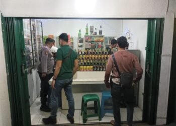 Penjual Miras Berkedok Warung Jamu Digrebeg Polisi 8 Penjual Miras Berkedok Warung Jamu Digrebeg Polisi