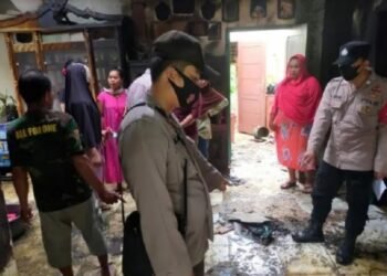 Rumah Terbakar di Desa Sumurbatu Pandeglang, Pemiliknya Tewas dan Nyaris Terpanggang 6 Rumah Terbakar di Desa Sumurbatu Pandeglang, Pemiliknya Tewas dan Nyaris Terpanggang