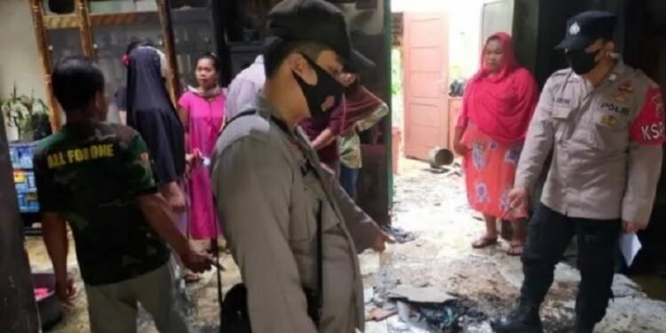 Rumah Terbakar di Desa Sumurbatu Pandeglang, Pemiliknya Tewas dan Nyaris Terpanggang 1 Rumah Terbakar di Desa Sumurbatu Pandeglang, Pemiliknya Tewas dan Nyaris Terpanggang