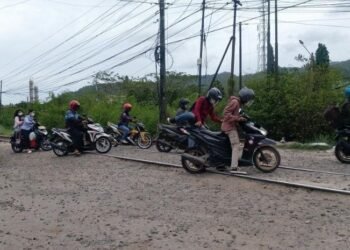 Warga Cilegon Keluhkan Jalan Rusak di Perlintasan Rel Kereta: Kalau Habis Hujan Menderita Sekali