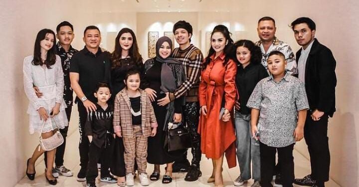 Atta Halilintar Tak Mau Video Call Lagi dengan Keluarganya Gen Halilintar Gara-Gara... 1 Atta Halilintar Tak Mau Video Call Lagi dengan Keluarganya Gen Halilintar Gara-Gara...