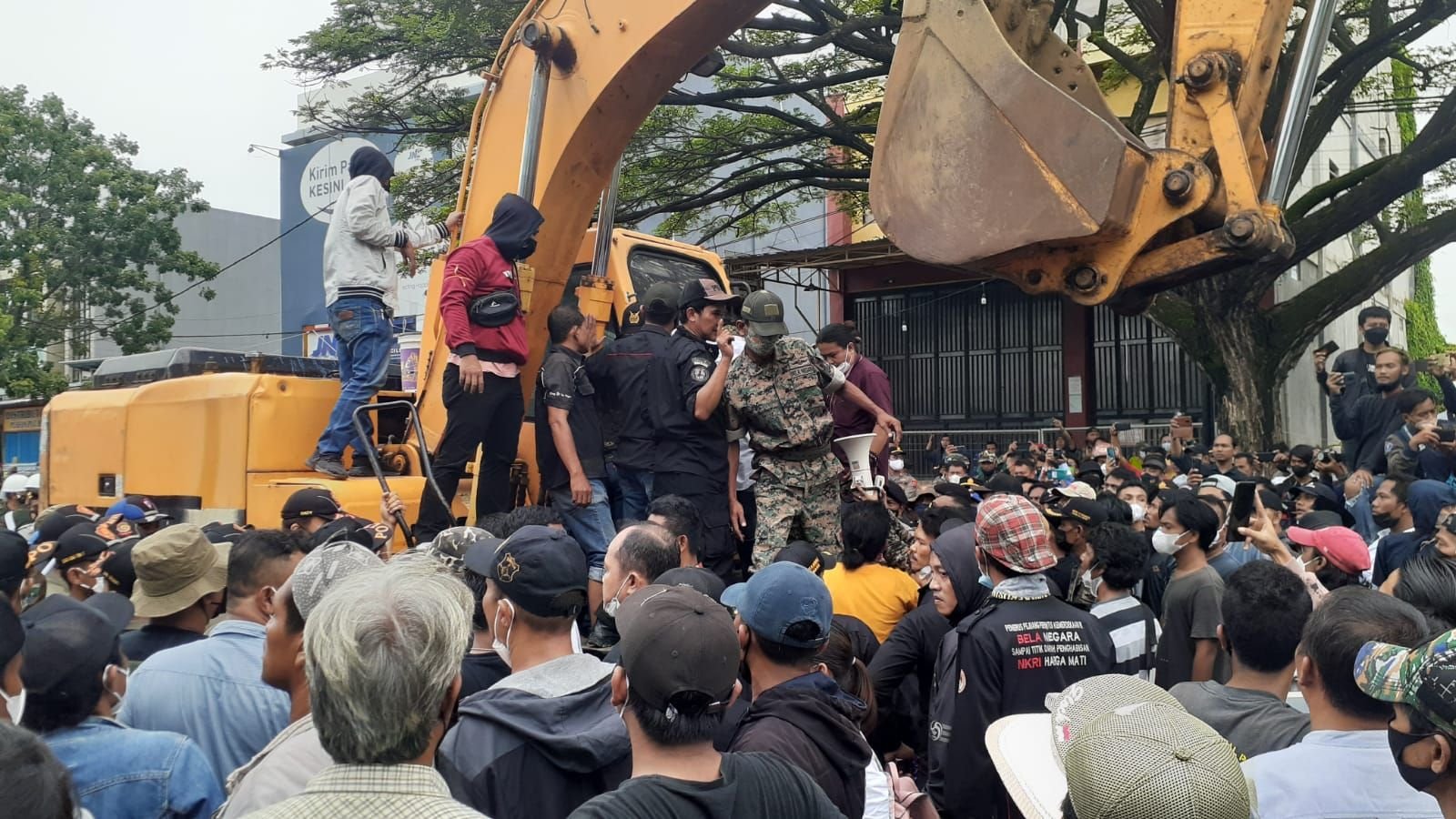 Bersitegang dengan Satpol PP, Pendemo di JLS Sandera Alat Berat untuk Pembongkaran THM