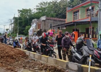 Antusias Warga Lebak Sambut Kedatangan Jokowi, Ramai-ramai turun ke Jalan Sejak Pagi 1 Antusias Warga Lebak Sambut Kedatangan Jokowi, Ramai-ramai turun ke Jalan Sejak Pagi