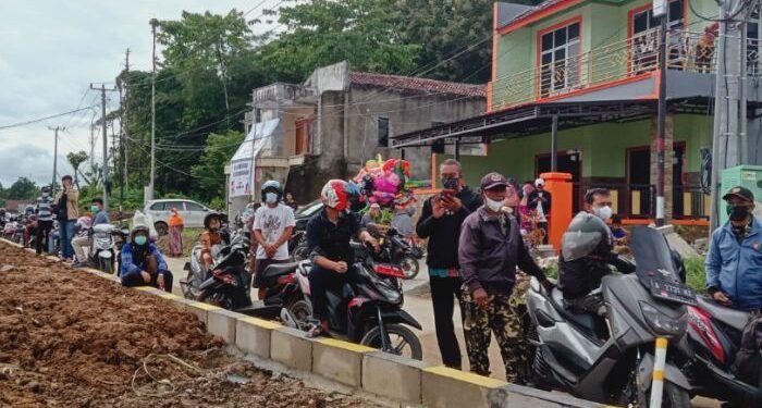 Antusias Warga Lebak Sambut Kedatangan Jokowi, Ramai-ramai turun ke Jalan Sejak Pagi 1 Antusias Warga Lebak Sambut Kedatangan Jokowi, Ramai-ramai turun ke Jalan Sejak Pagi
