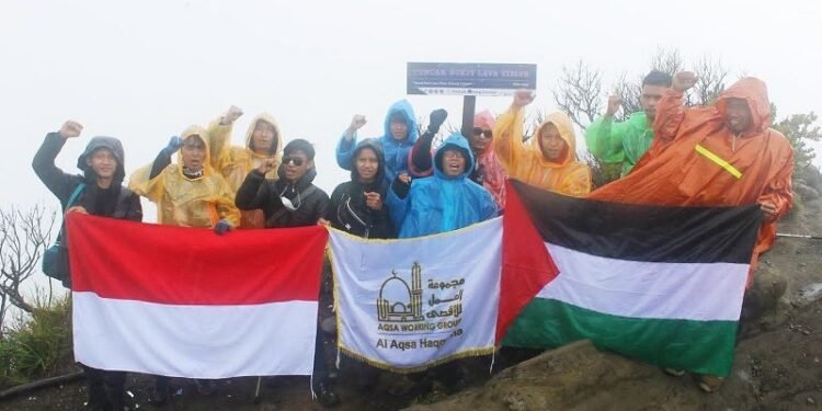 Aqsa Working Group Kibarkan Bendera Indonesia-Palestina di Lima Puncak Gunung