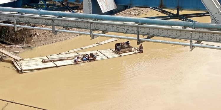 Warga Bantaran Sungai Ciujung Tetap Gunakan Air Keruh untuk MCK, Ini Penyebabnya 1 Warga Bantaran Sungai Ciujung Tetap Gunakan Air Keruh untuk MCK, Ini Penyebabnya