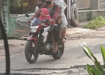 Sering Dihajar Truk Besar, Jalan Kuranji Kota Serang Rusak Parah dan Dikeluhkan Warga