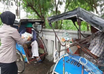 Di Tengah Hujan Deras, Polwan Ditpamobvit Polda Banten Keliling Kota Serang Bagikan Nasi Kotak ke Masyarakat