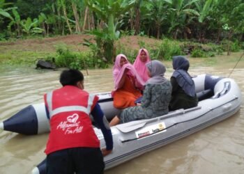 Satgas Bencana Alfamart Lazismu Terjunkan Perahu Karet Evakuasi Korban Banjir Pandeglang