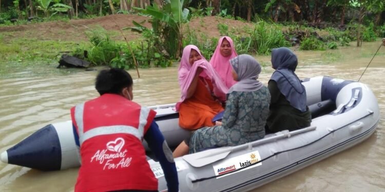 Satgas Bencana Alfamart Lazismu Terjunkan Perahu Karet Evakuasi Korban Banjir Pandeglang