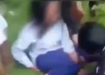 Beredar Video Seorang Gadis Berseragam SMP Diduga Dianiaya 2 Beredar Video Seorang Gadis Berseragam SMP Diduga Dianiaya