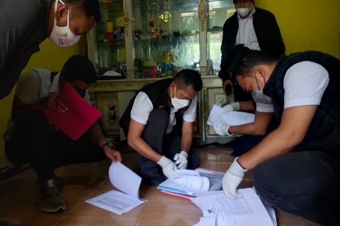 Diduga Tilep Uang BLT Warga, Mantan Kepala Desa Pasindangan Kabupaten Lebak Diperiksa Polisi 1 Diduga Tilep Uang BLT Warga, Mantan Kepala Desa Pasindangan Kabupaten Lebak Diperiksa Polisi