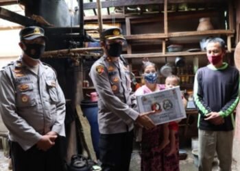 Kapolres Pandeglang Salurkan Bantuan untuk Warga Pemilik Rumah yang Tertimpa Pohon, Apa Isinya? 1 Kapolres Pandeglang Salurkan Bantuan untuk Warga Pemilik Rumah yang Tertimpa Pohon, Apa Isinya?
