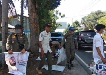 Bikin Kumuh, Satpol PP Pandeglang Tertibkan Spanduk Liar di Kawasan Perkotaan