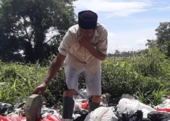 Protes, Warga Sepang Kota Serang Buat Kuburan dari Sampah Liar