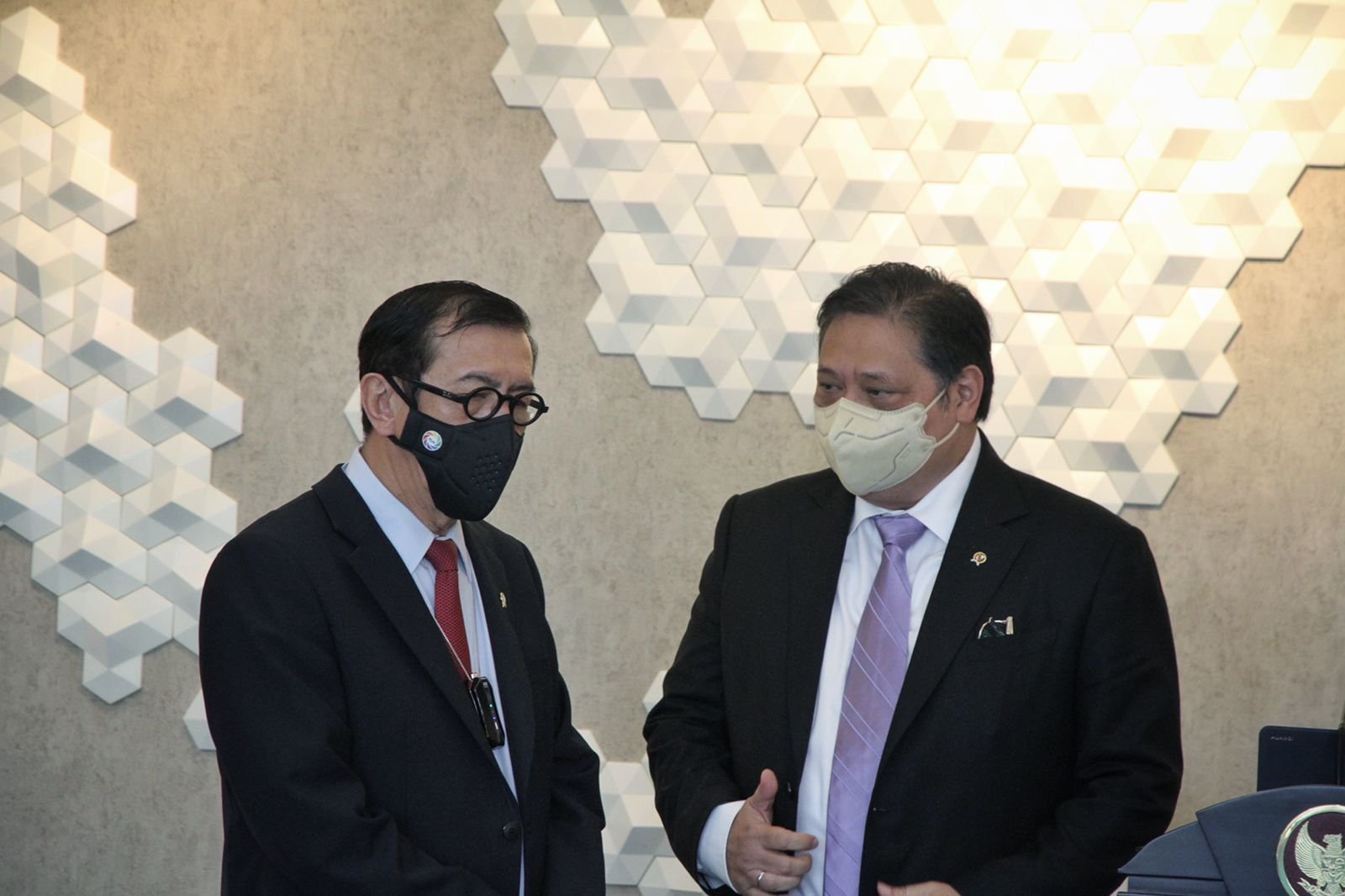 Menkum HAM Yassona: UU Cipta Kerja Tetap Berlaku dan Pemerintah Siap Perbaiki 1 Menkum HAM Yassona: UU Cipta Kerja Tetap Berlaku dan Pemerintah Siap Perbaiki