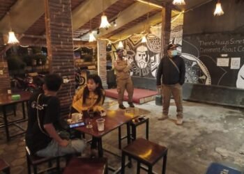 Buka Hingga Larut Malam, Kafe di Pandeglang Didatangi Satpol PP 6 Buka Hingga Larut Malam, Kafe di Pandeglang Didatangi Satpol PP