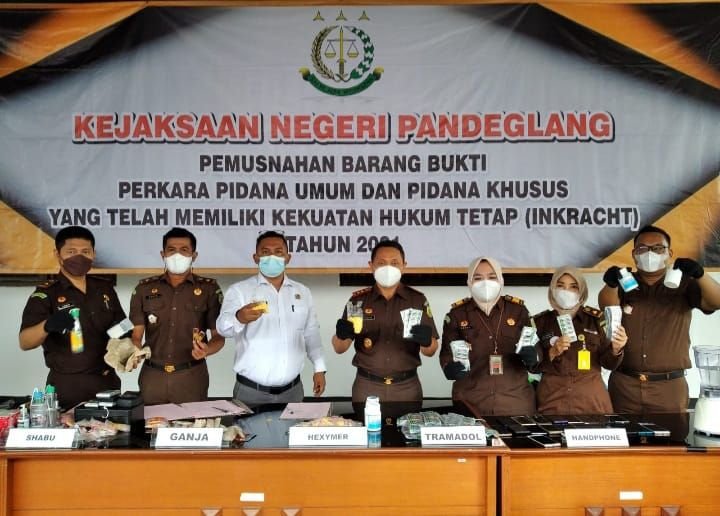Kejari Musnahkan Barang Bukti Perkara Tindak Pidana dari Bong Hingga Kosmetik 4 Kejari Musnahkan Barang Bukti Perkara Tindak Pidana dari Bong Hingga Kosmetik