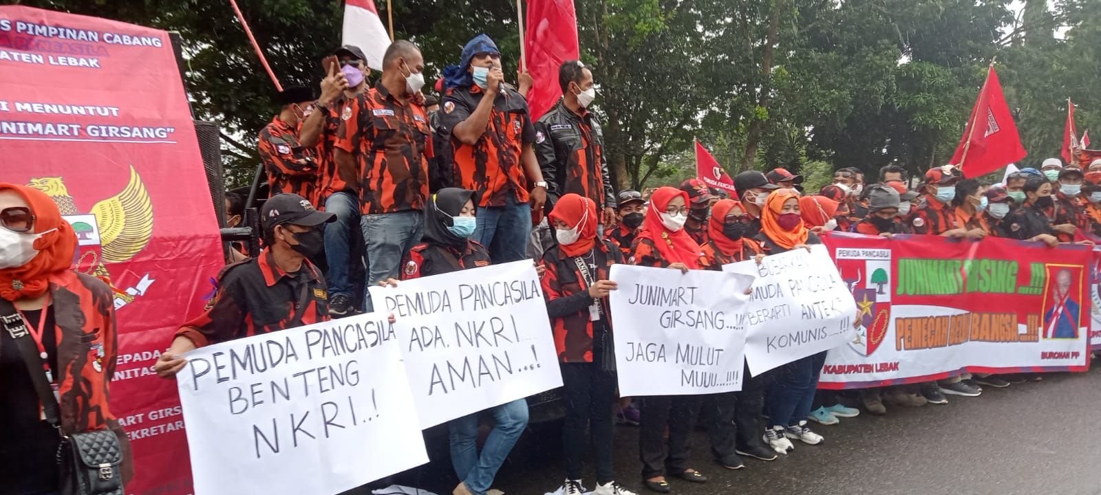 Kecewa Terhadap Pernyataan Junimart Girsang, Pemuda Pancasila Lebak Demo PDIP di DPRD 1 Kecewa Terhadap Pernyataan Junimart Girsang, Pemuda Pancasila Lebak Demo PDIP di DPRD