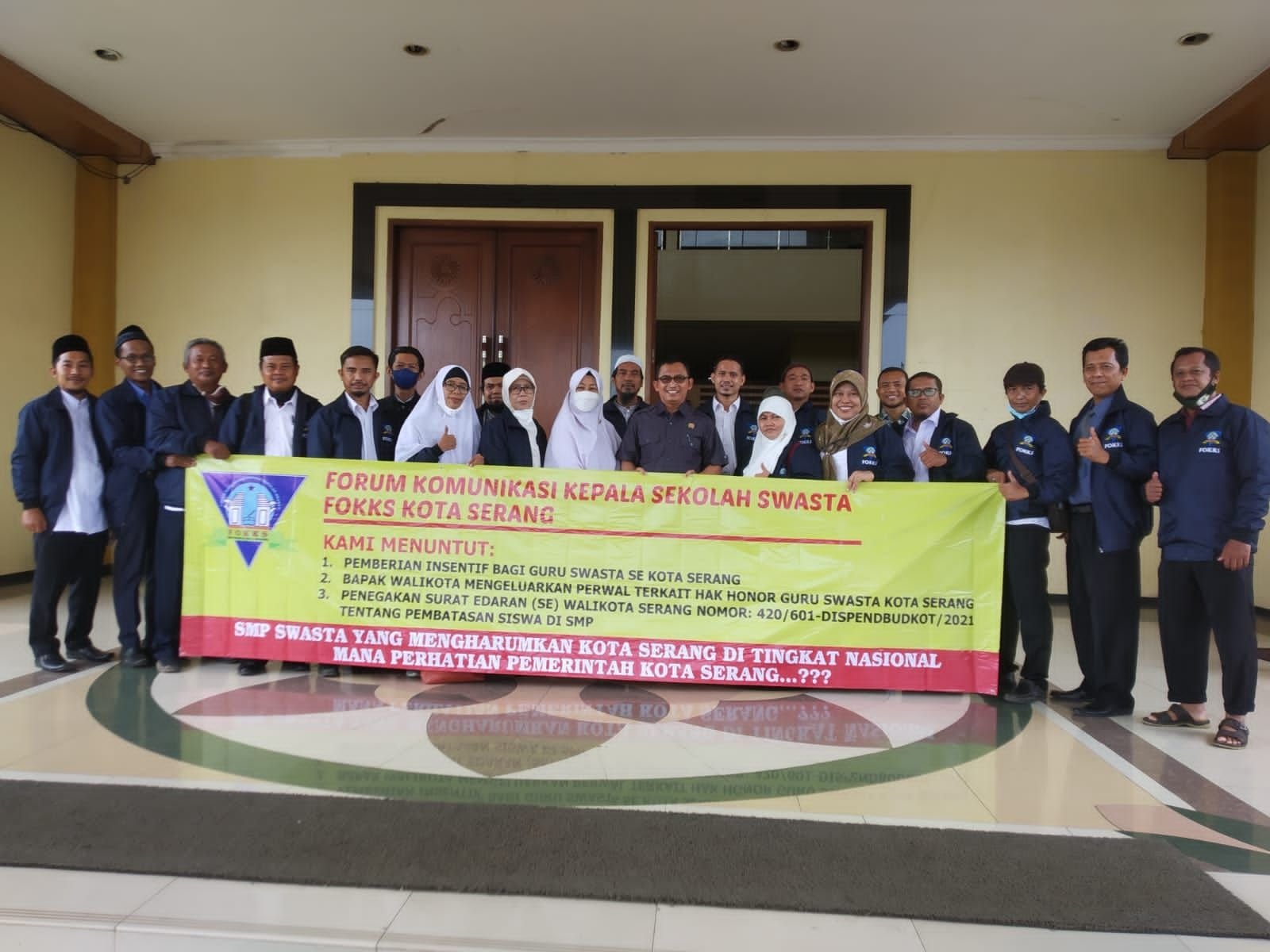 Honor Guru Swasta di Kota Serang Tidak Manusiawi, Sebulan Hanya Rp150 Ribu 2 Honor Guru Swasta di Kota Serang Tidak Manusiawi, Sebulan Hanya Rp150 Ribu