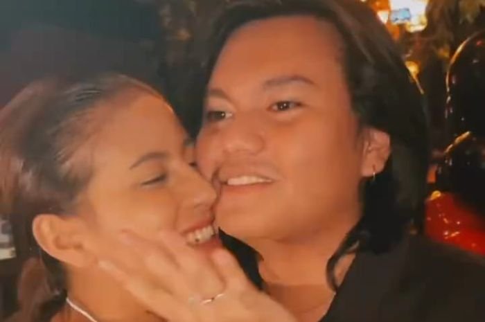 So Sweet, Awkarin Dilamar Gangga di Acara Ulang Tahun 1 So Sweet, Awkarin Dilamar Gangga di Acara Ulang Tahun