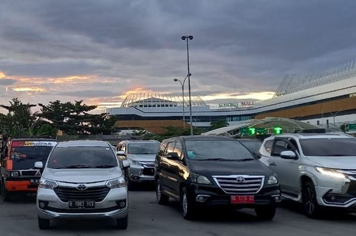 Tak Bisa Langsung Menyeberang, Ratusan Kendaraan Menumpuk di Kantong Parkir Pelabuhan Merak 8 Tak Bisa Langsung Menyeberang, Ratusan Kendaraan Menumpuk di Kantong Parkir Pelabuhan Merak