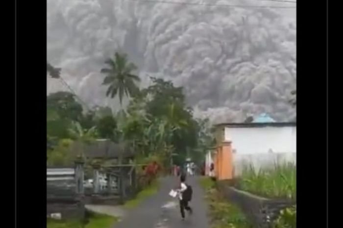 BREAKING NEWS, Gunung Semeru Meletus, Warga Panik Menyelamatkan Diri 1 BREAKING NEWS, Gunung Semeru Meletus, Warga Panik Menyelamatkan Diri