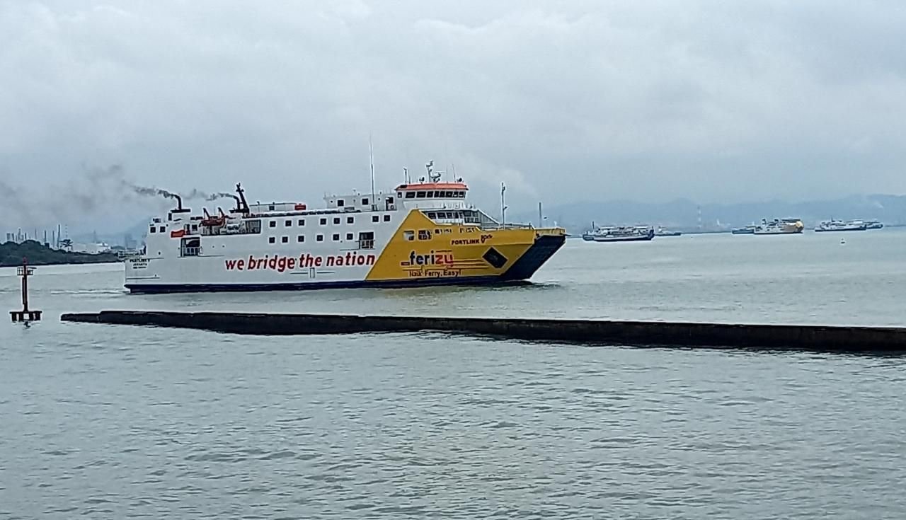 Penyeberangan Merak Bakauheni Dibayangi Cuaca Buruk, Waktu Pelayaran Bertambah Setengah Jam 4 Penyeberangan Merak Bakauheni Dibayangi Cuaca Buruk, Waktu Pelayaran Bertambah Setengah Jam