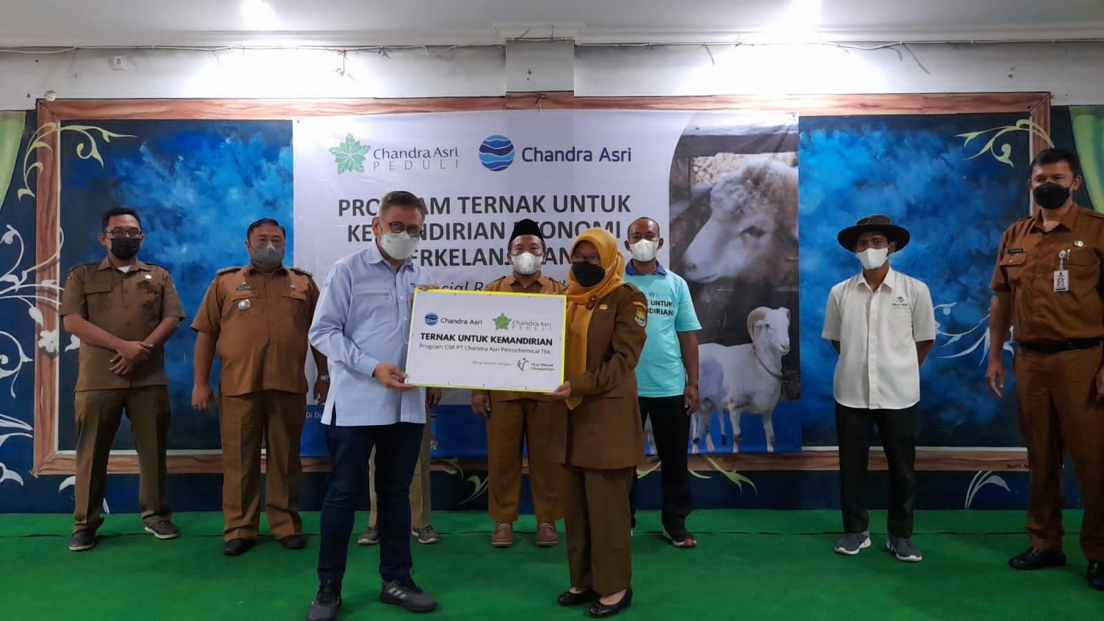 PT Chandra Asri Petrochemical Bagikan Domba untuk Warga Cilegon dan Serang